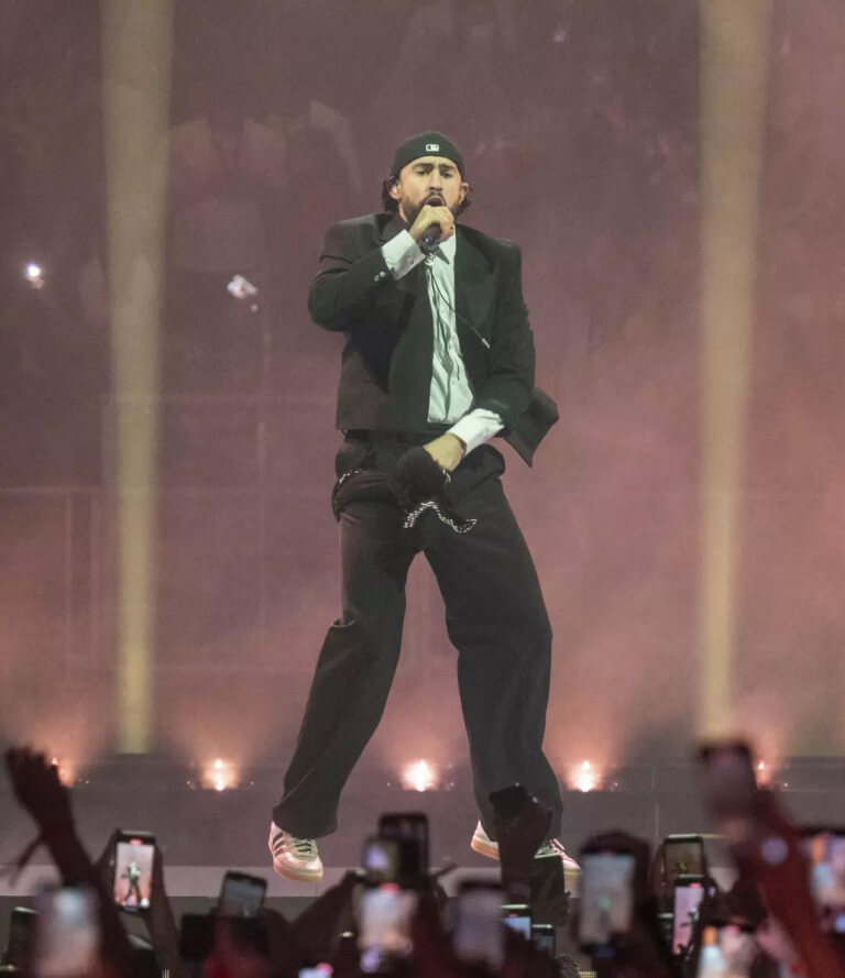 Bad Bunny reivindica el español, idioma que resiste y crece en Estados Unidos